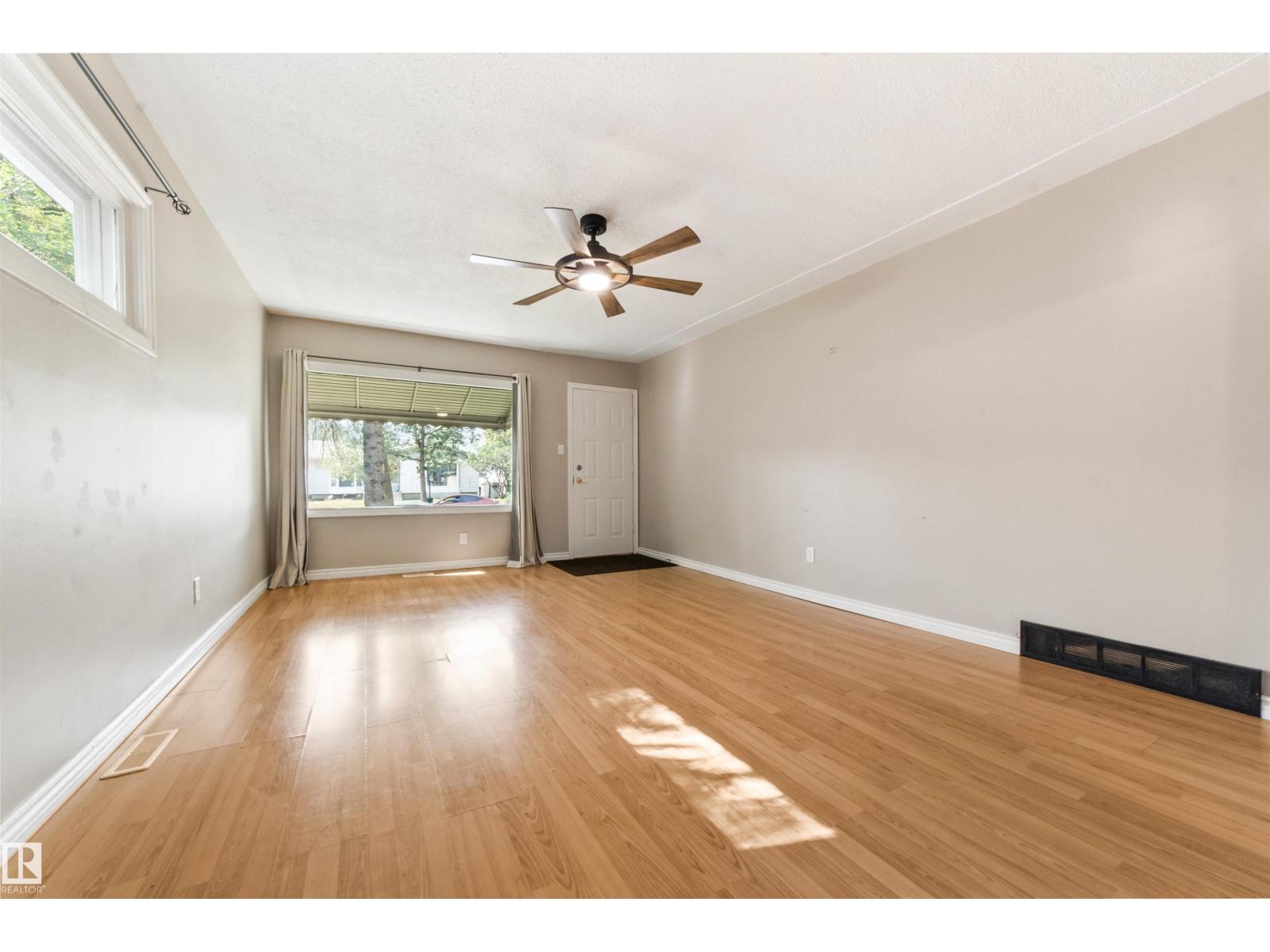 Photo 6 of 11819 45 St Nw, Edmonton AB