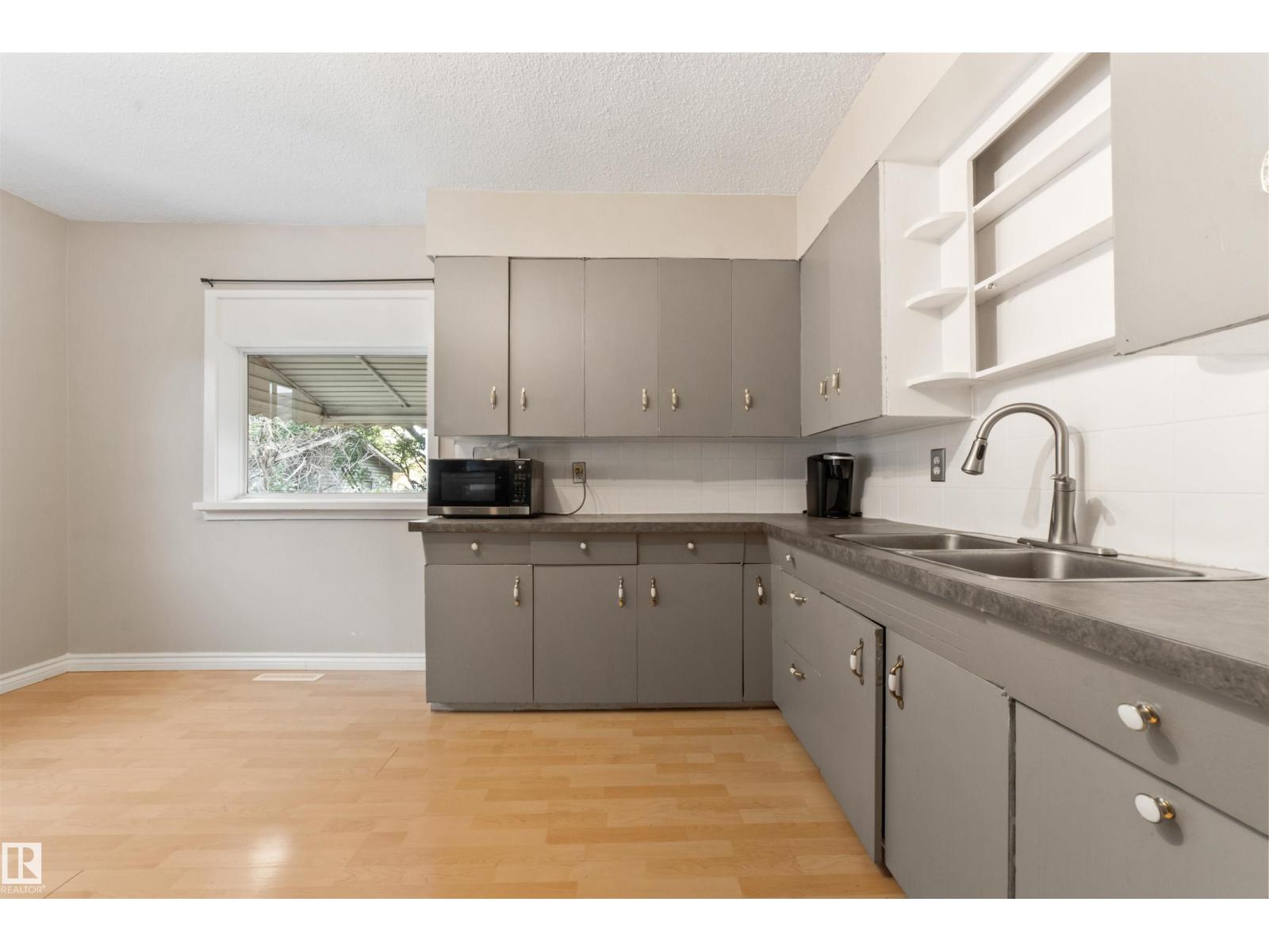 Photo 8 of 11819 45 St Nw, Edmonton AB