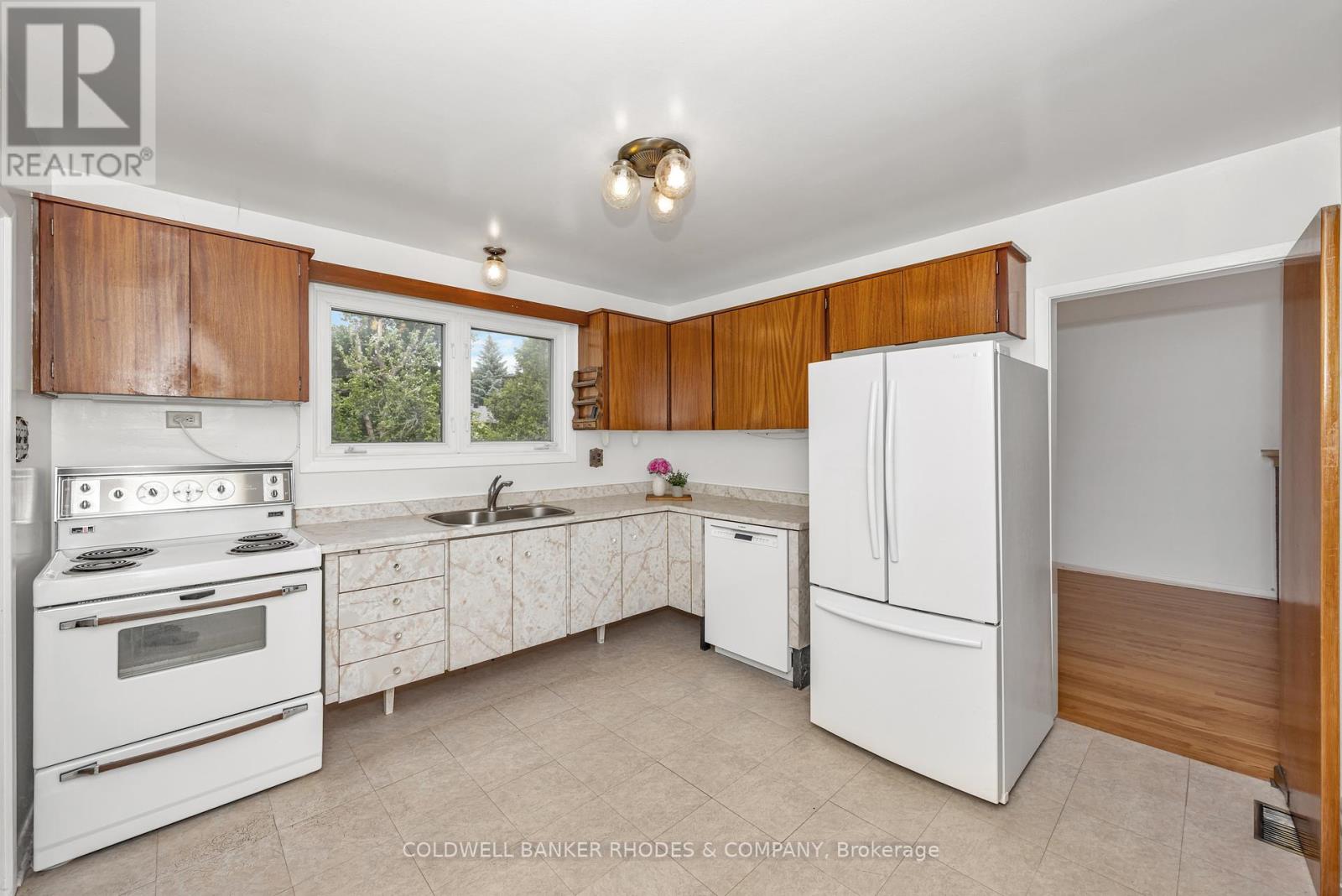 Photo 11 of 2687 Basswood Crescent, Ottawa ON