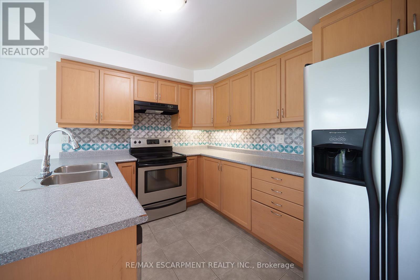 Photo 10 of 46 Warner Lane, Brantford ON