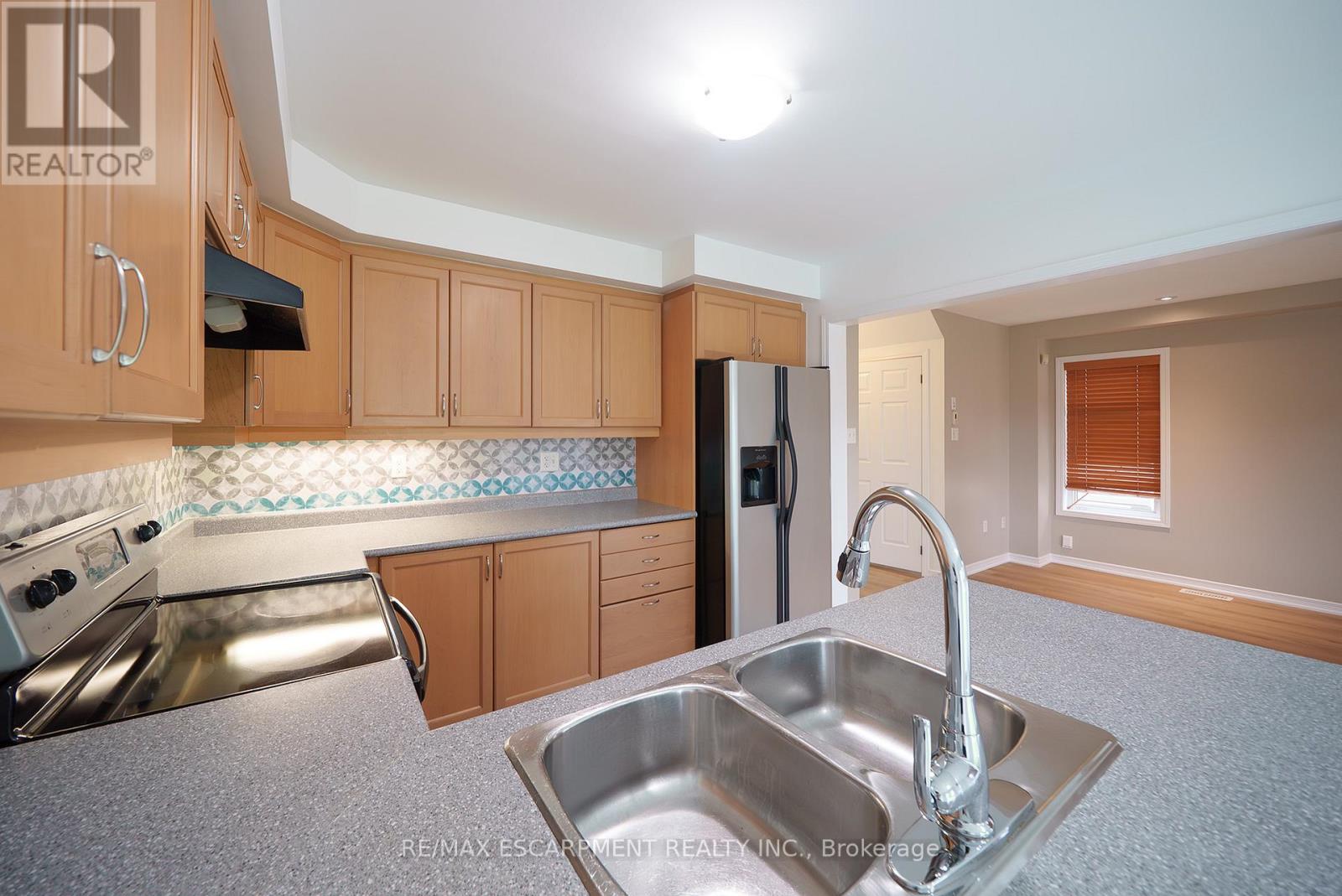 Photo 11 of 46 Warner Lane, Brantford ON