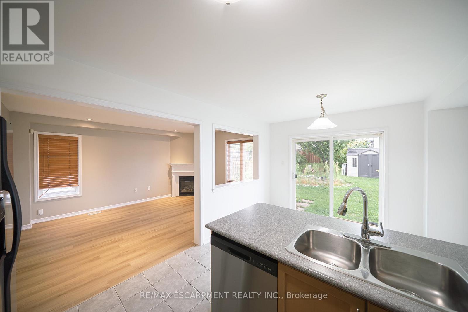 Photo 12 of 46 Warner Lane, Brantford ON