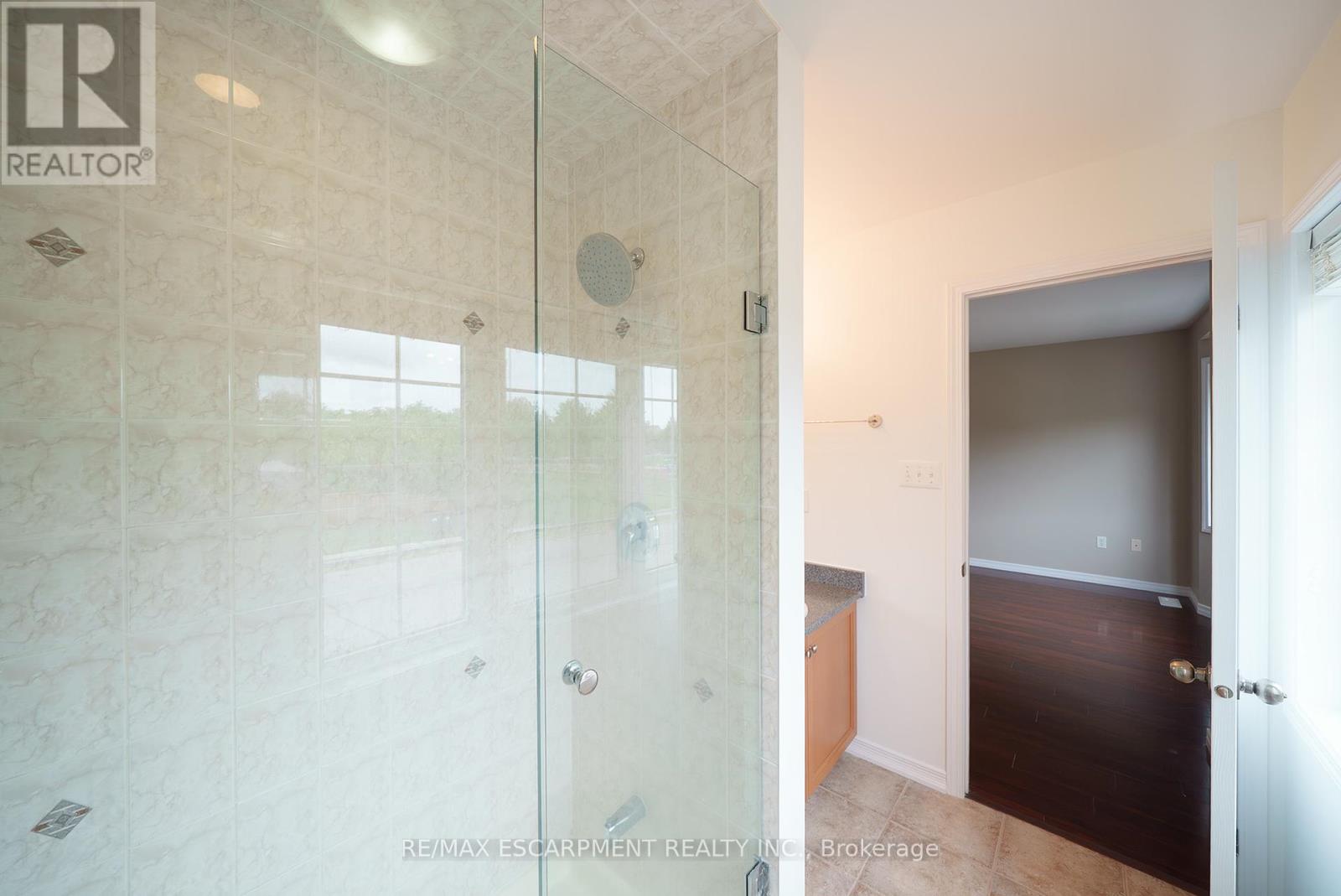 Photo 18 of 46 Warner Lane, Brantford ON