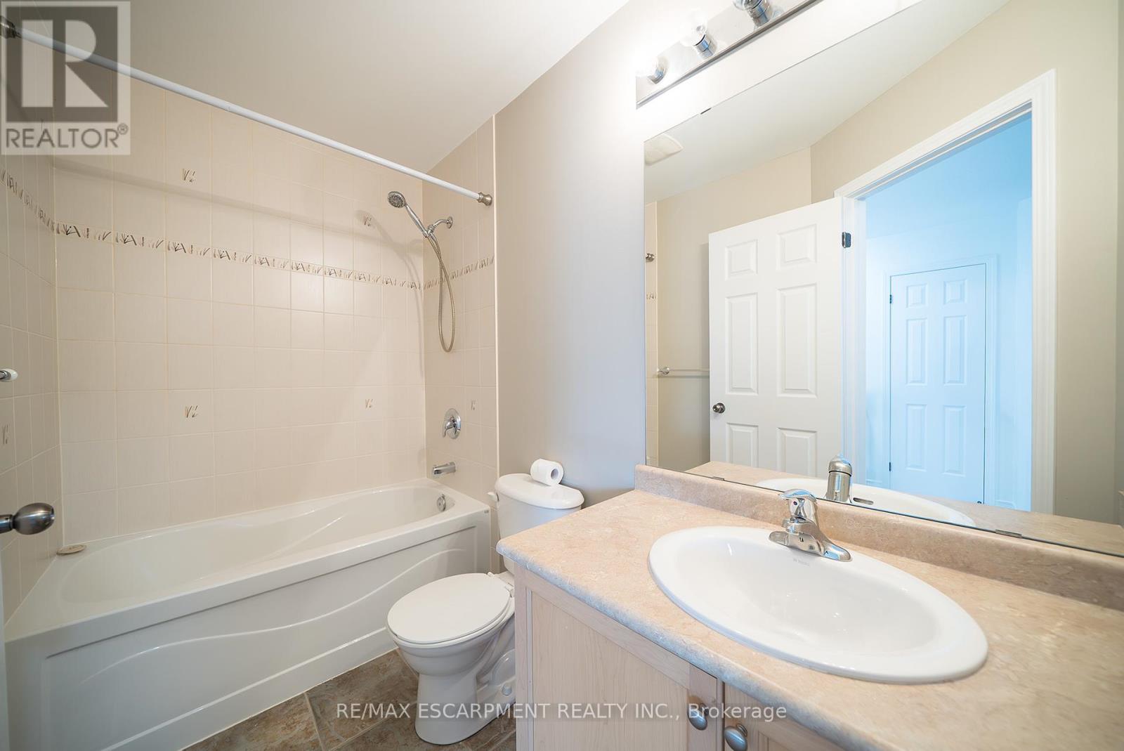 Photo 19 of 46 Warner Lane, Brantford ON