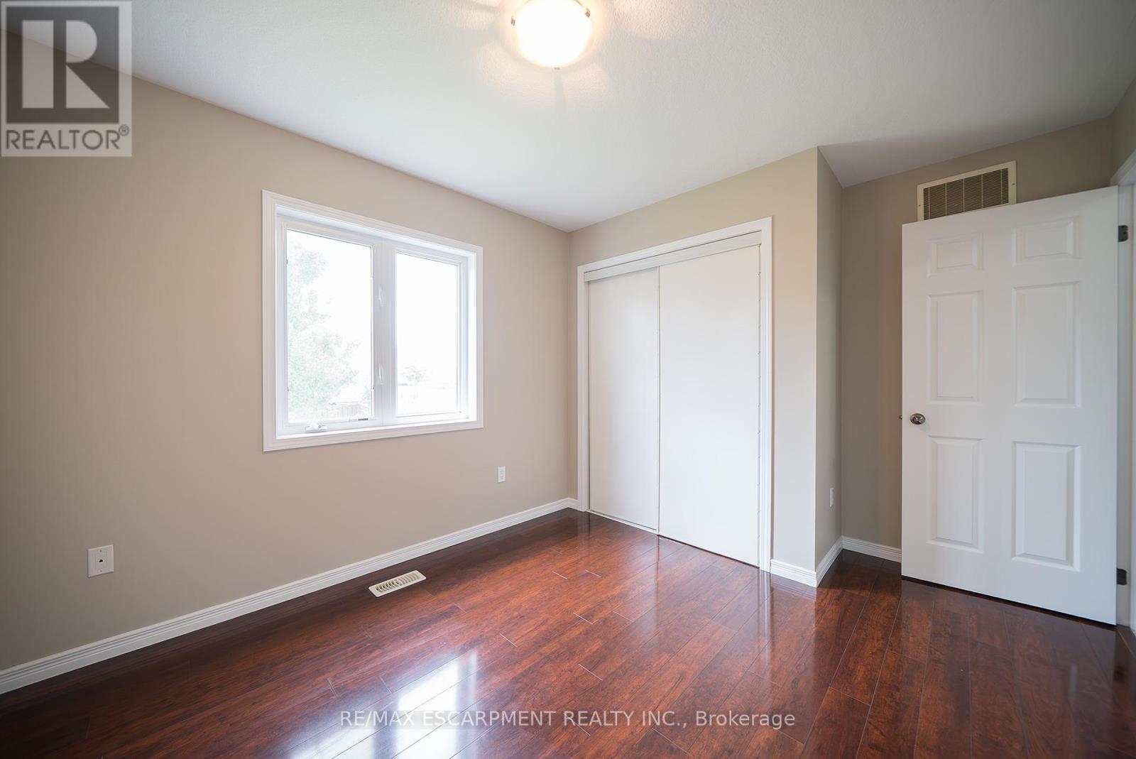 Photo 21 of 46 Warner Lane, Brantford ON