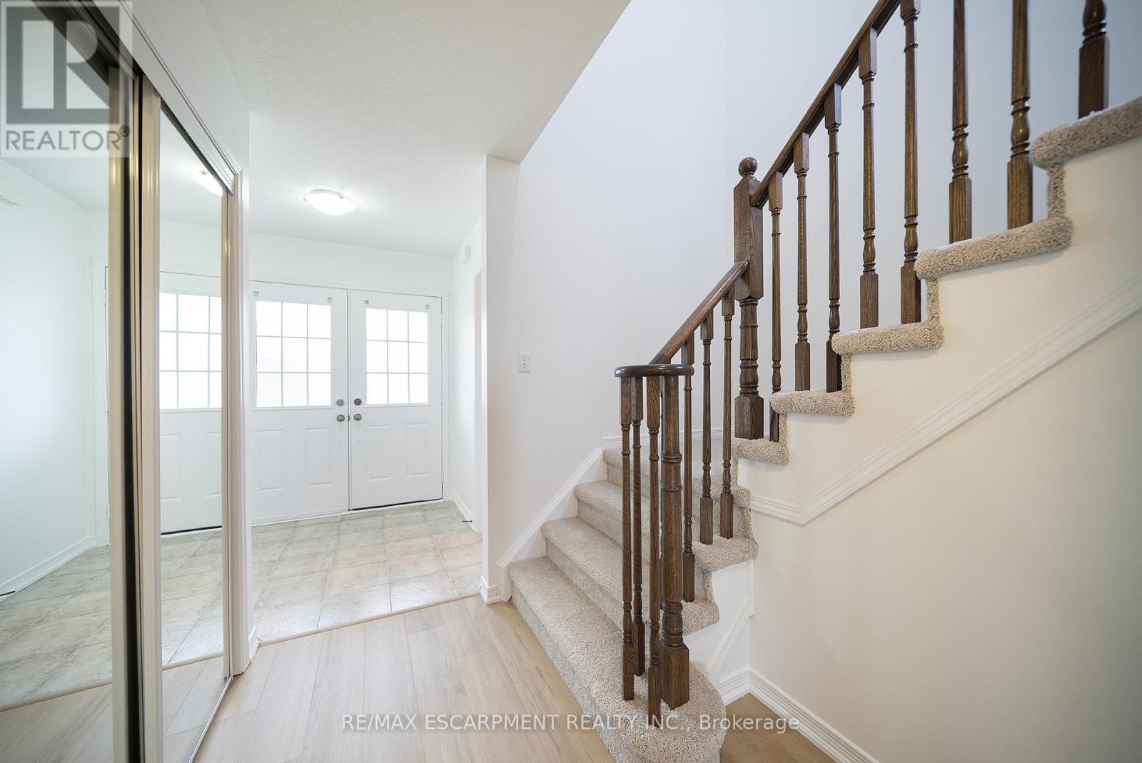 Photo 4 of 46 Warner Lane, Brantford ON