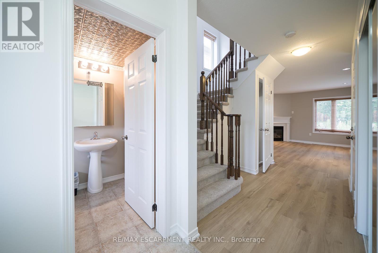 Photo 5 of 46 Warner Lane, Brantford ON