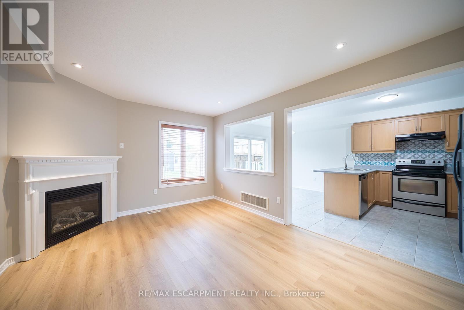 Photo 8 of 46 Warner Lane, Brantford ON