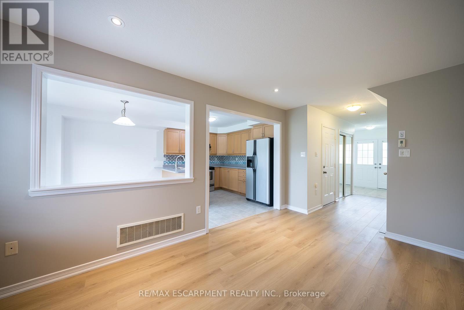 Photo 9 of 46 Warner Lane, Brantford ON