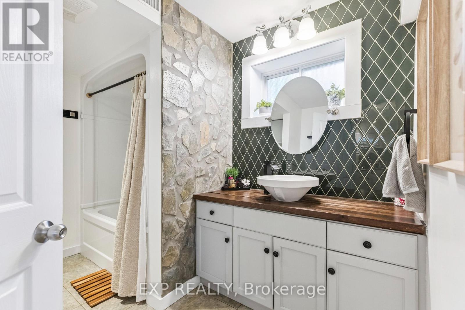 Photo 21 of 400 St Patrick Street E, Centre Wellington ON