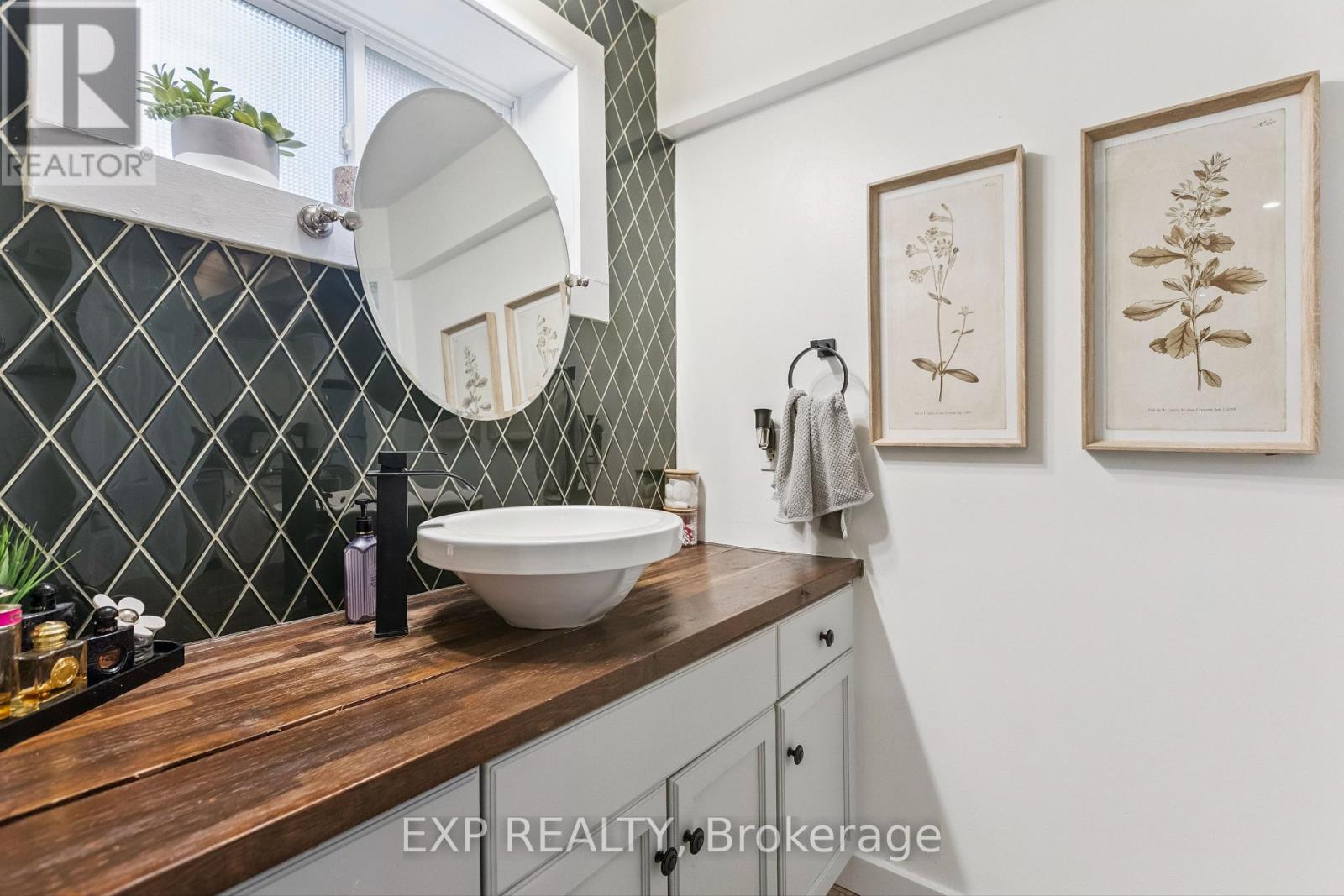 Photo 22 of 400 St Patrick Street E, Centre Wellington ON