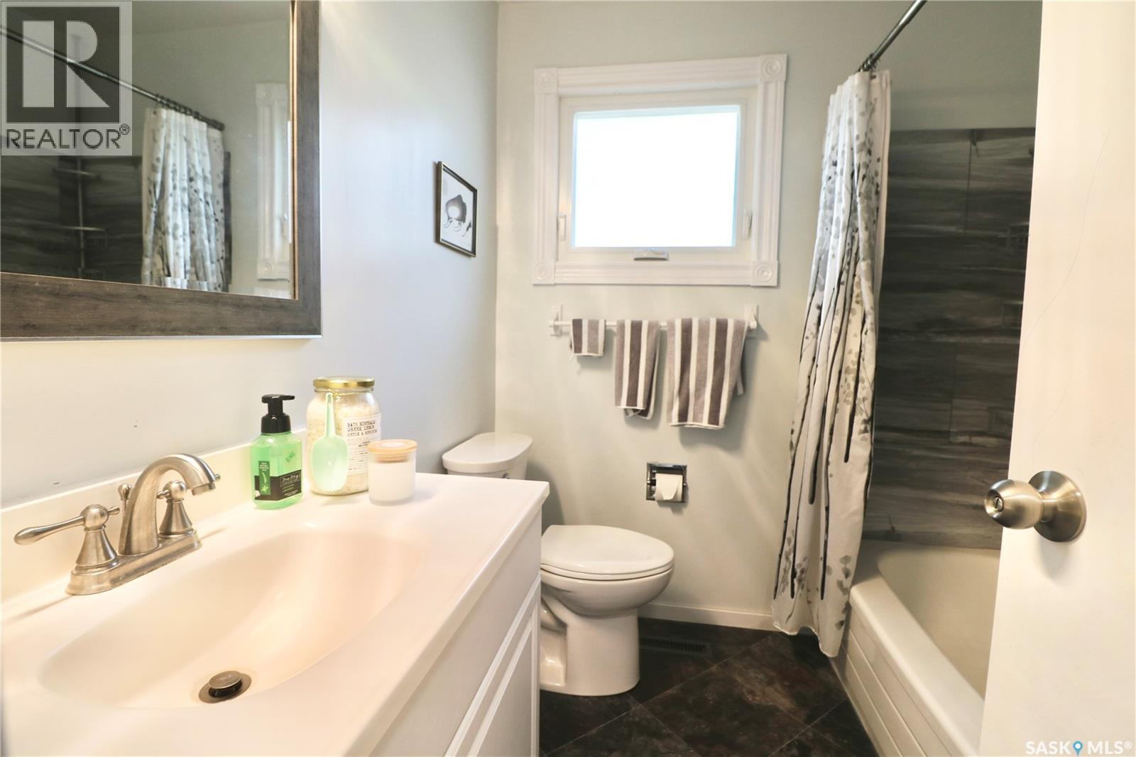 Photo 10 of 2110 Elliott Street, Regina SK