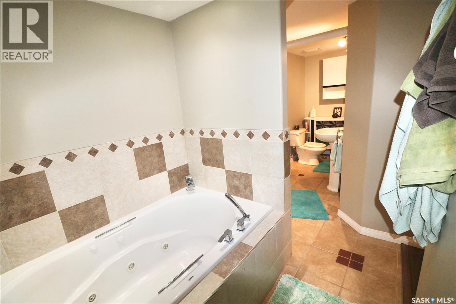 Photo 21 of 2110 Elliott Street, Regina SK