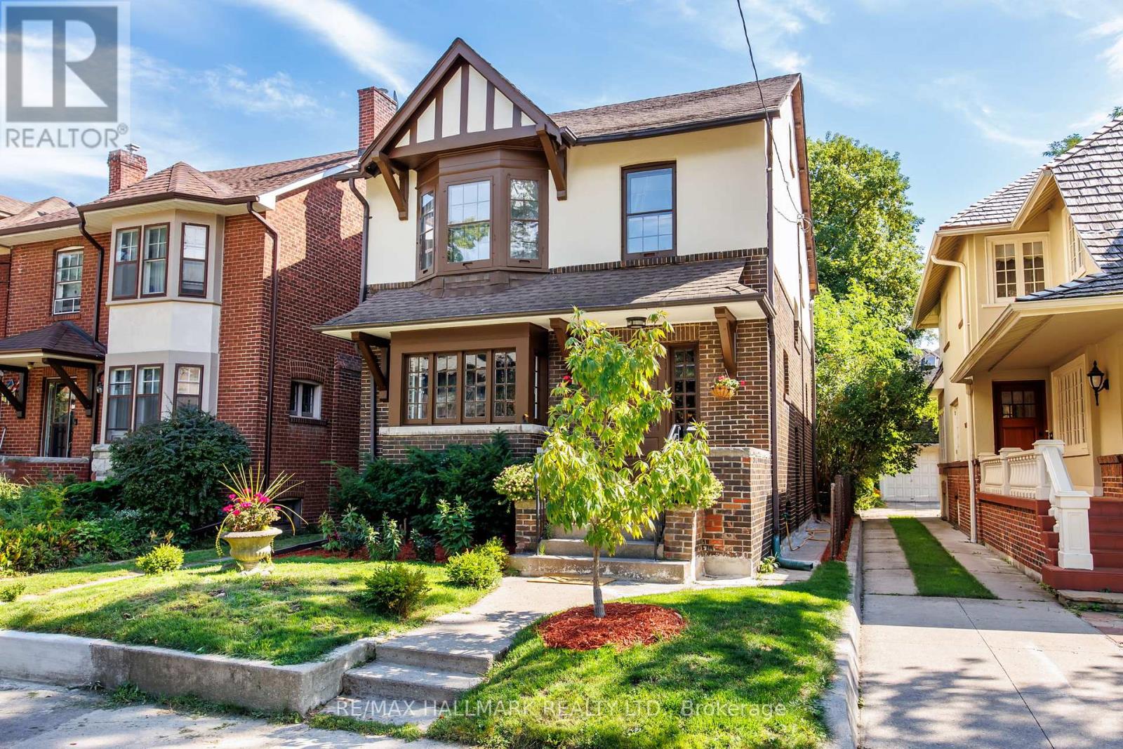 Photo 3 of 33 Austin Terrace, Toronto ON
