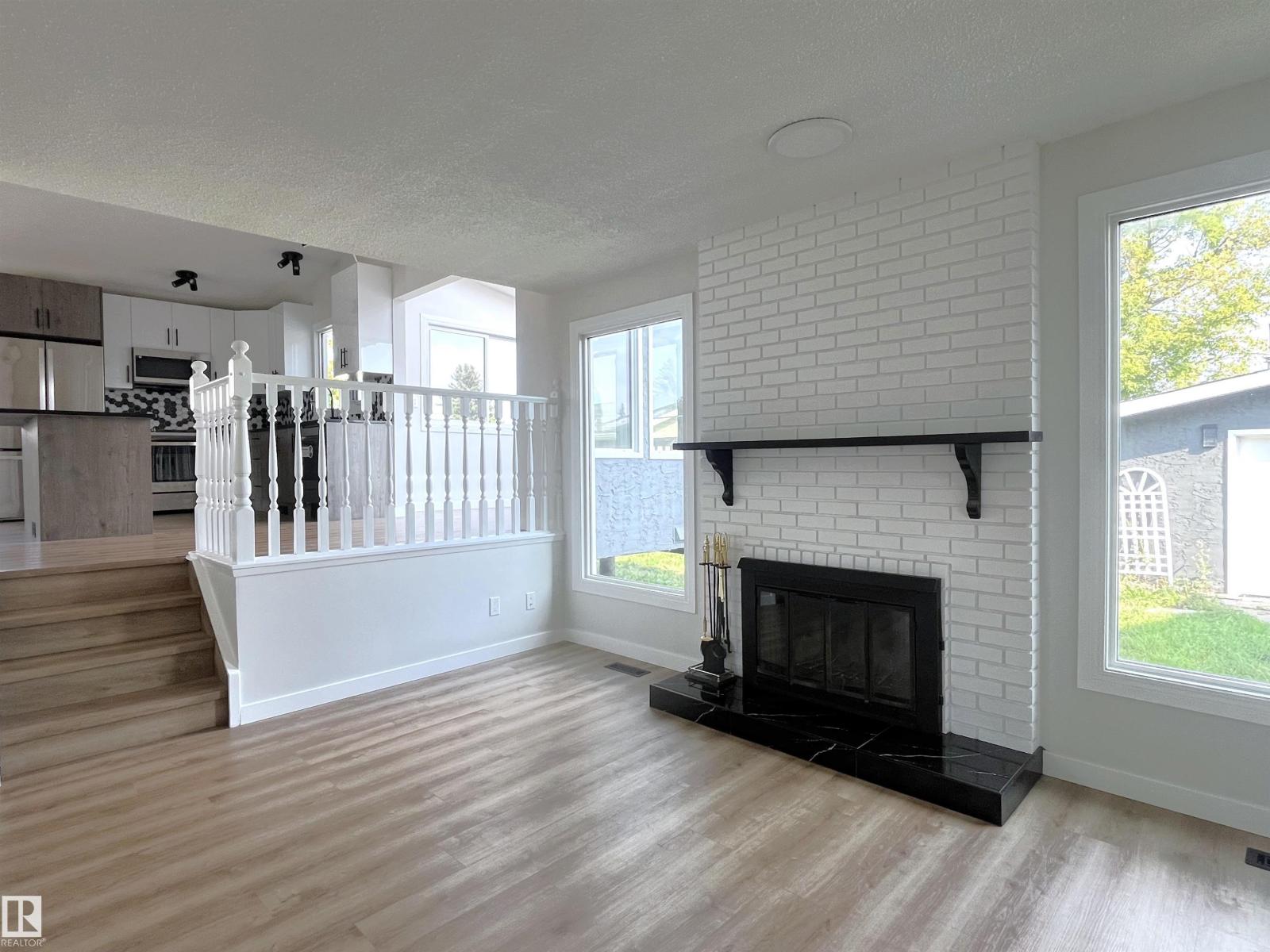Photo 11 of 16307 112 St Nw, Edmonton AB
