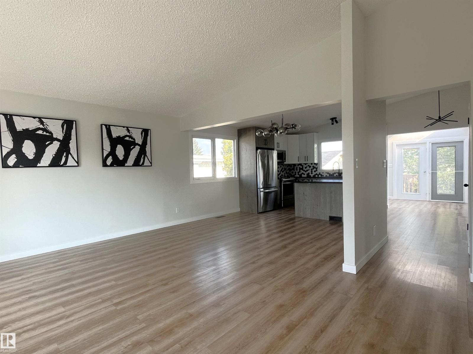Photo 9 of 16307 112 St Nw, Edmonton AB