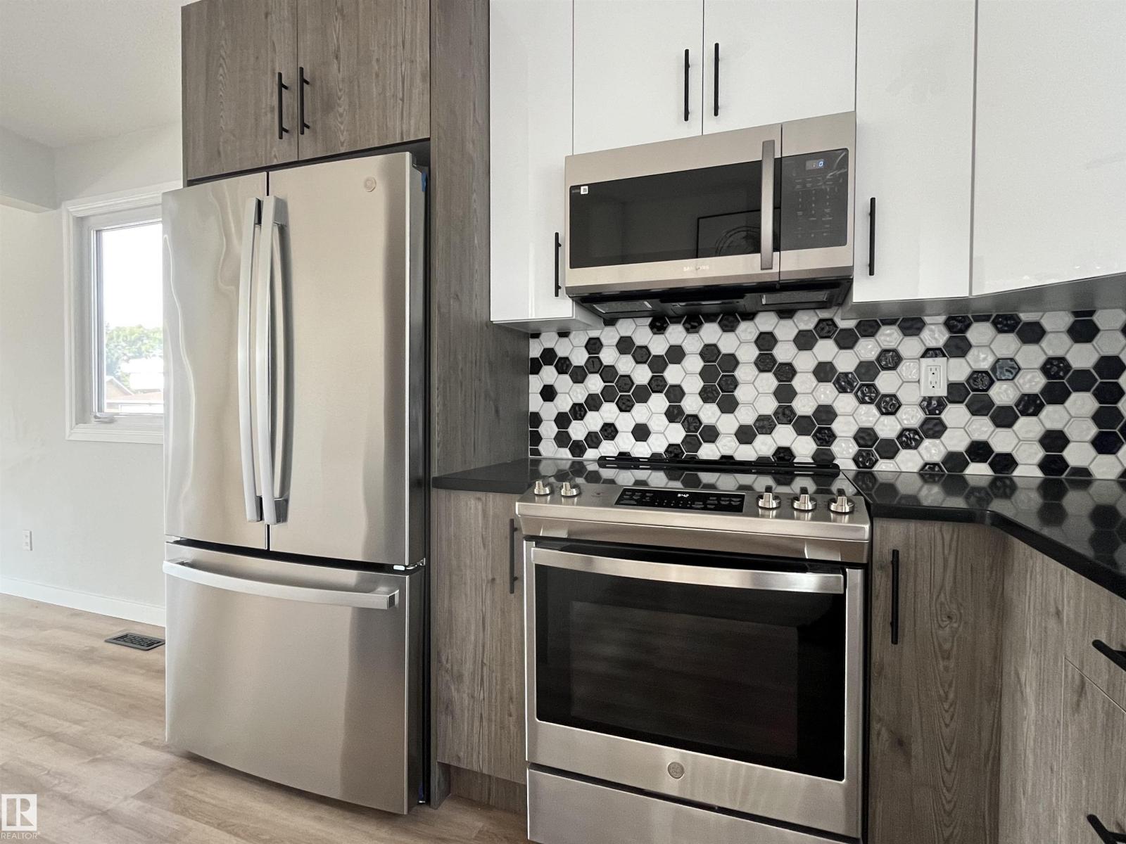 Photo 3 of 16307 112 St Nw, Edmonton AB