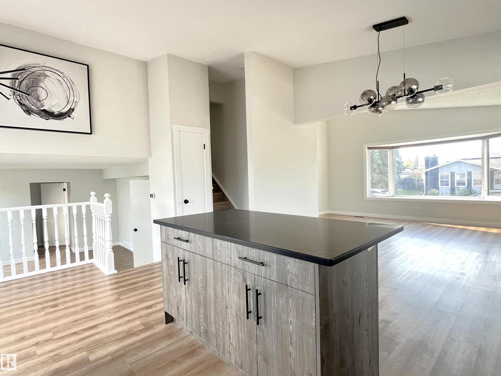 Photo 5 of 16307 112 St Nw, Edmonton AB