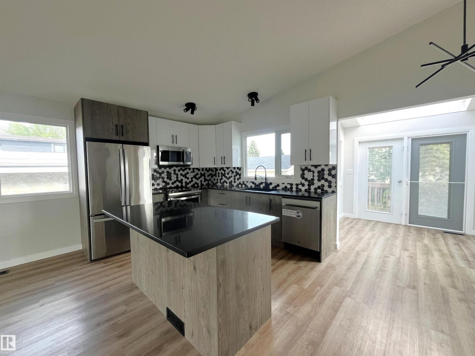 Photo 4 of 16307 112 St Nw, Edmonton AB