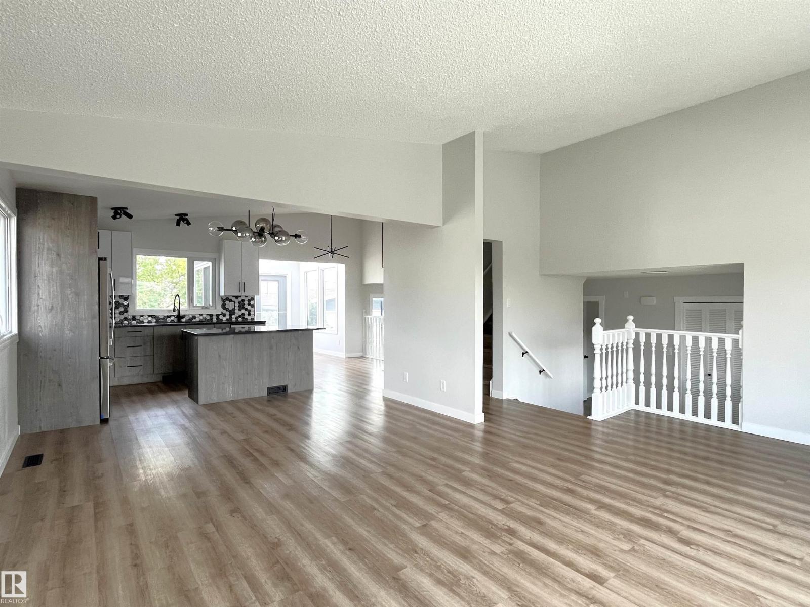 Photo 8 of 16307 112 St Nw, Edmonton AB
