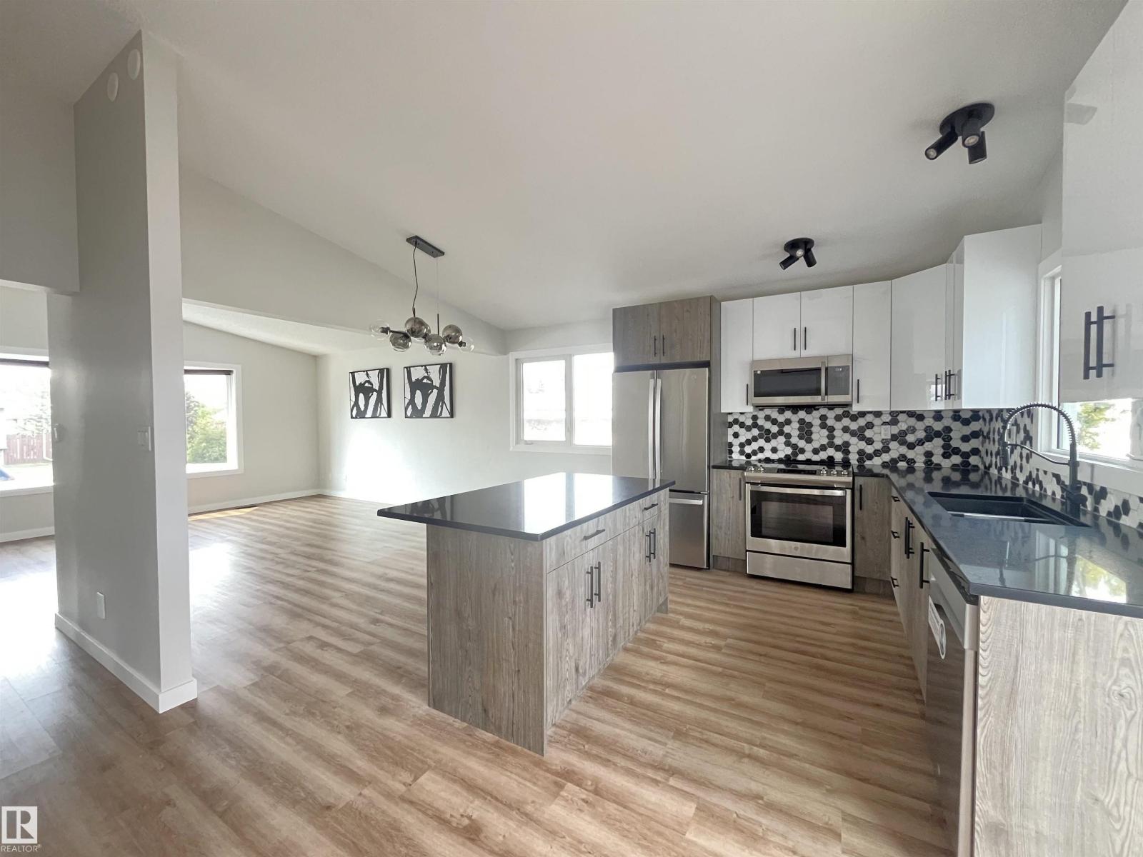 Photo 1 of 16307 112 St Nw, Edmonton AB