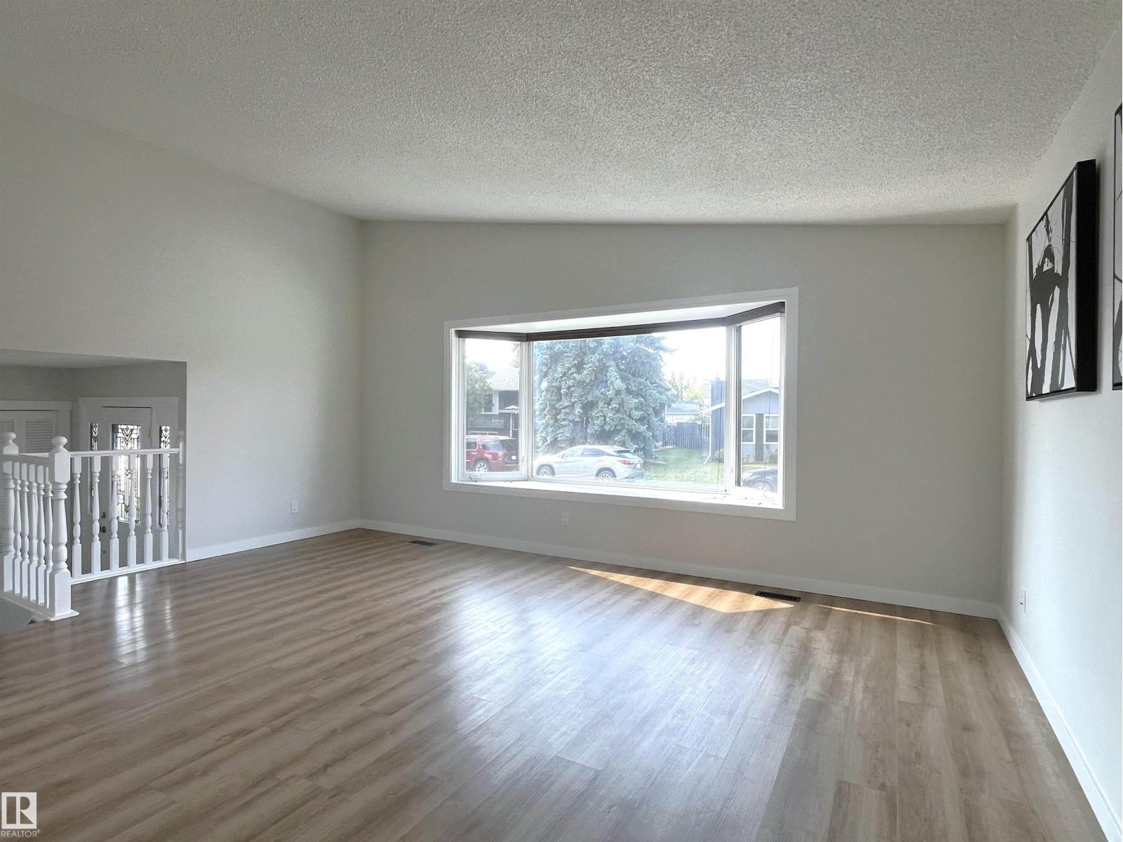 Photo 7 of 16307 112 St Nw, Edmonton AB