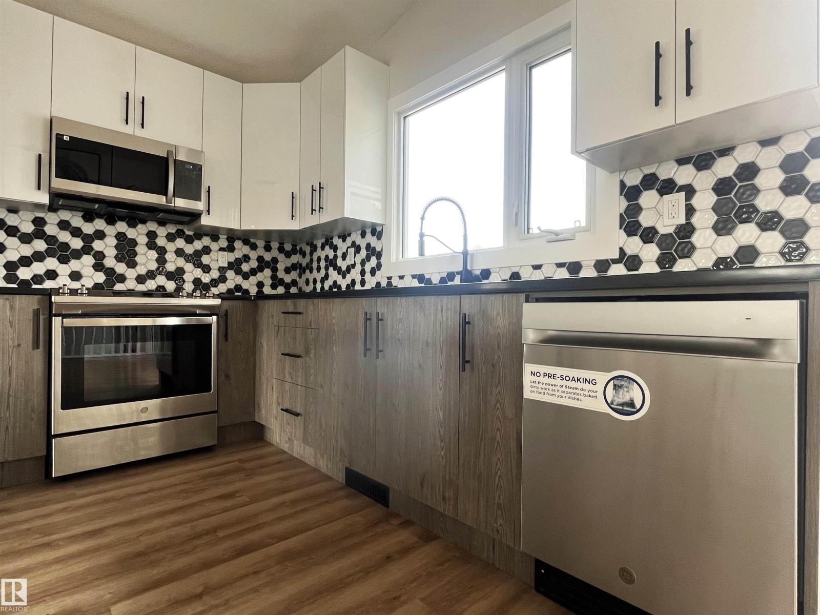 Photo 2 of 16307 112 St Nw, Edmonton AB