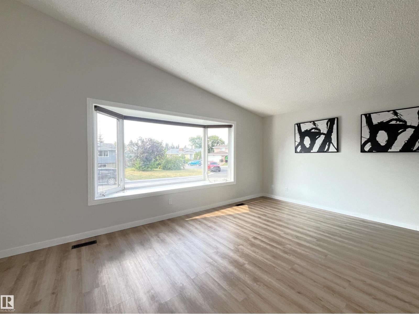 Photo 6 of 16307 112 St Nw, Edmonton AB
