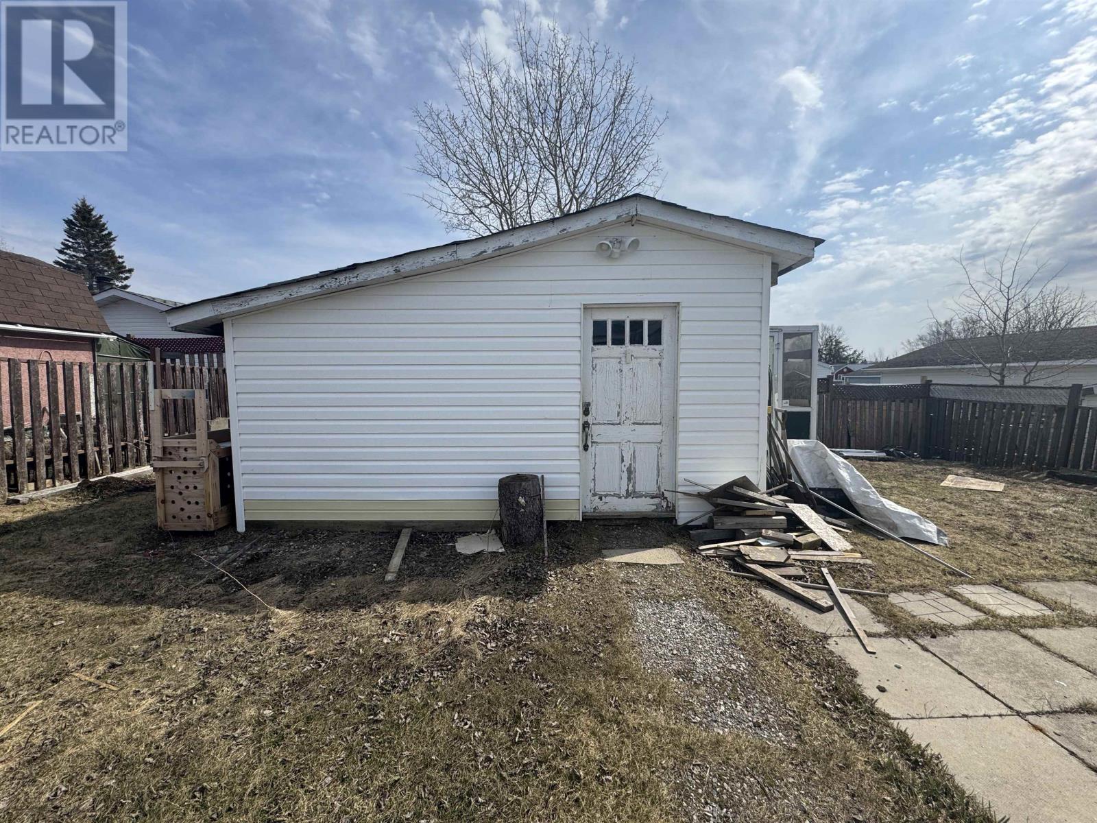Photo 23 of 22 Jackson Cres, Marathon ON