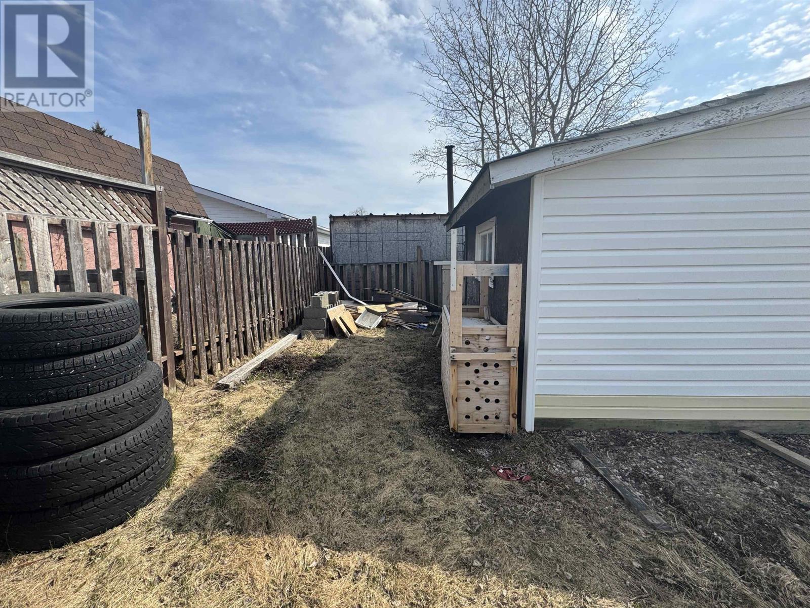 Photo 24 of 22 Jackson Cres, Marathon ON