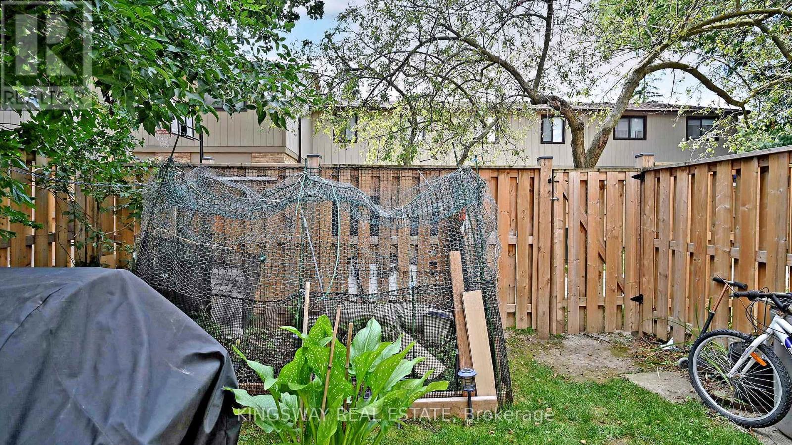 Photo 21 of 111 105 Hansen Road N, Brampton ON