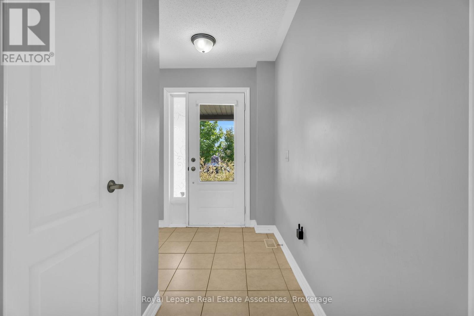 Photo 6 of 822 Cook Crescent, Shelburne ON