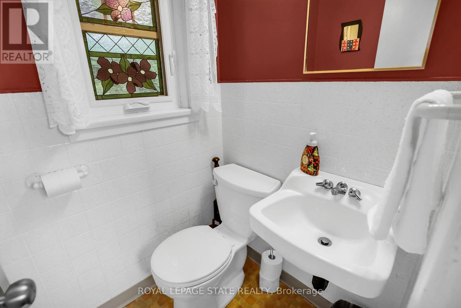 Photo 33 of 102 Main Street E, Grimsby ON