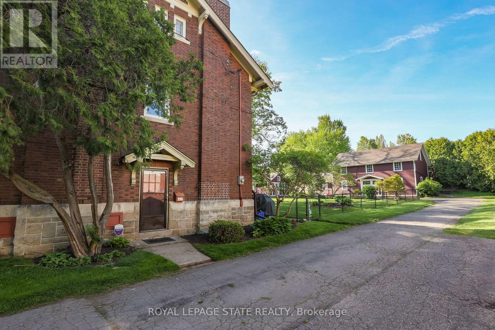 Photo 6 of 102 Main Street E, Grimsby ON