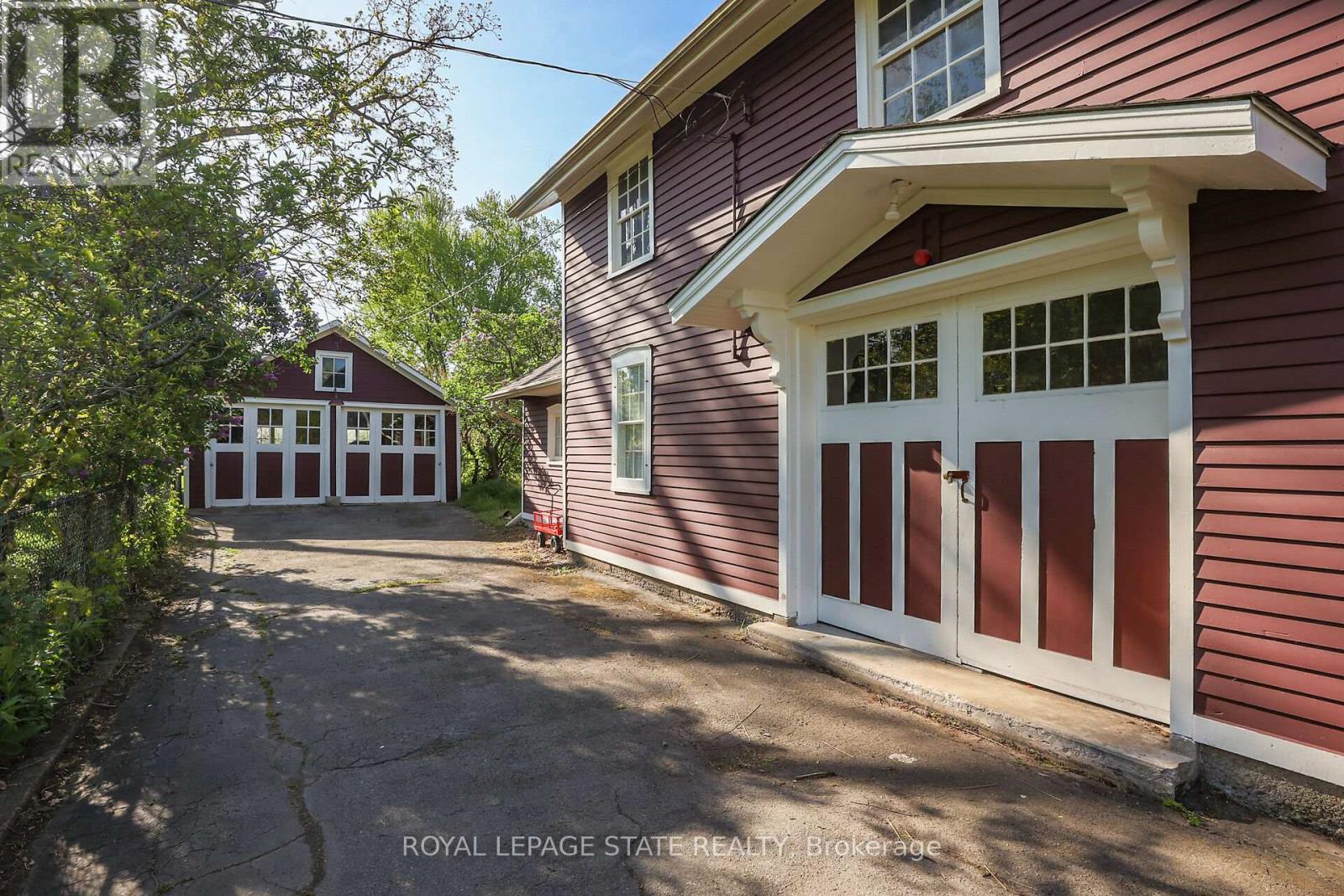 Photo 9 of 102 Main Street E, Grimsby ON