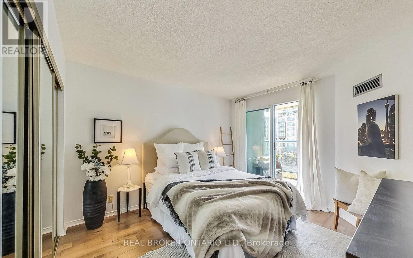 Photo 11 of 610 99 Harbour Square, Toronto ON