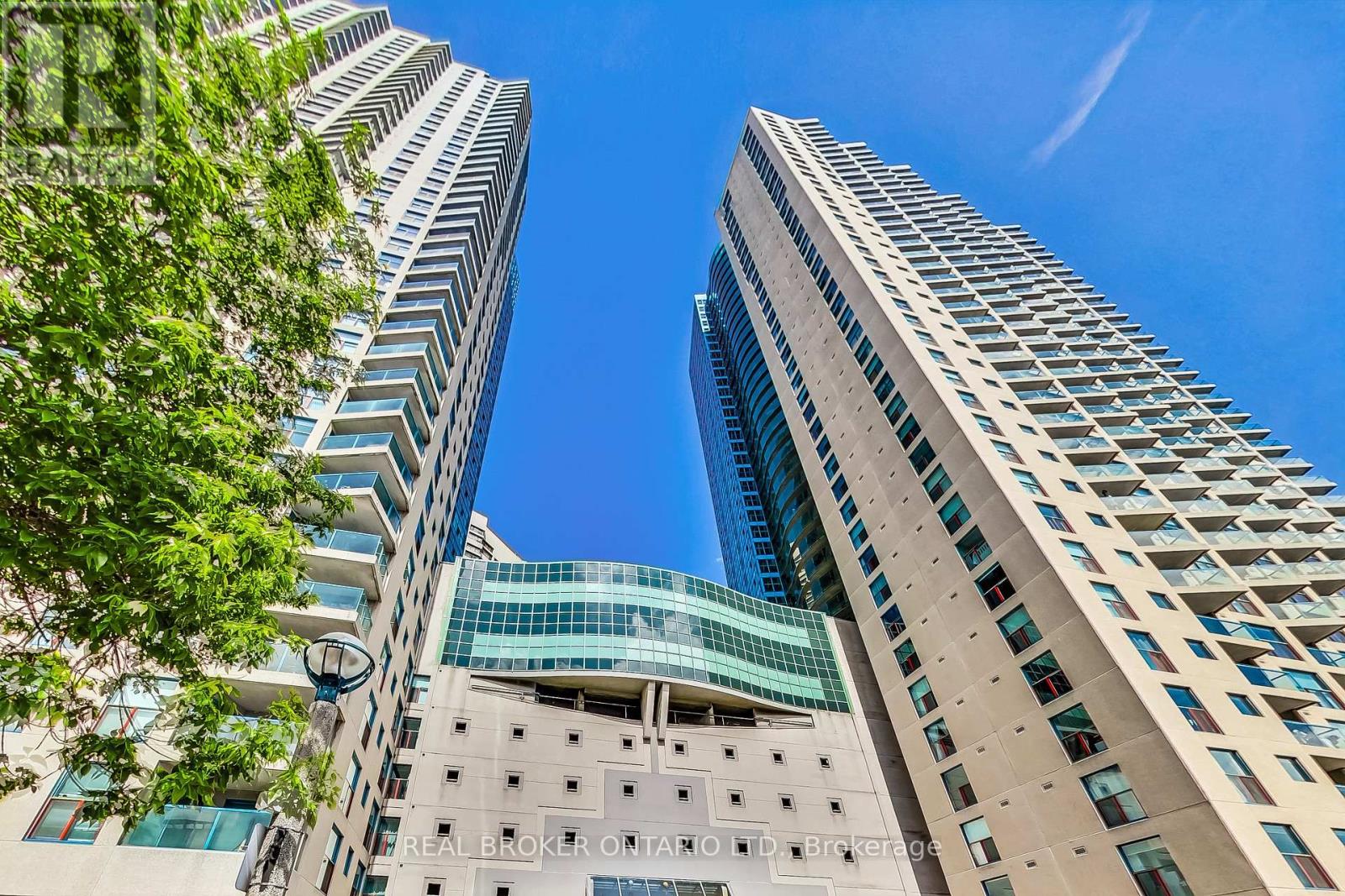 Photo 1 of 610 99 Harbour Square, Toronto ON