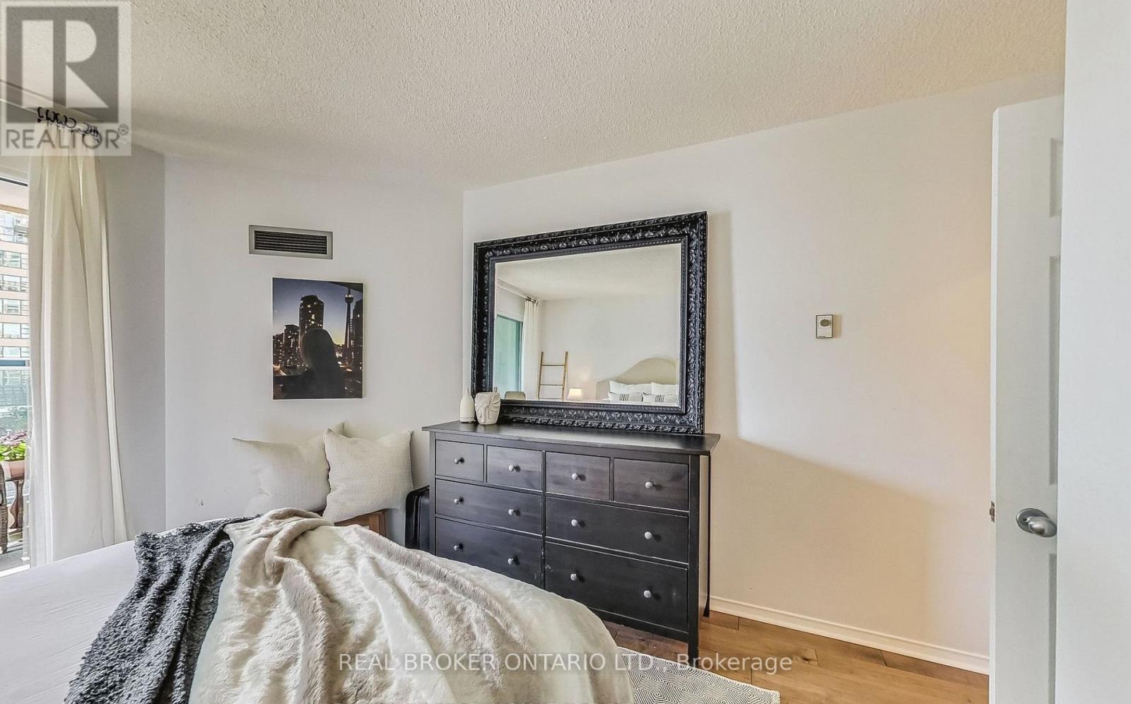 Photo 12 of 610 99 Harbour Square, Toronto ON