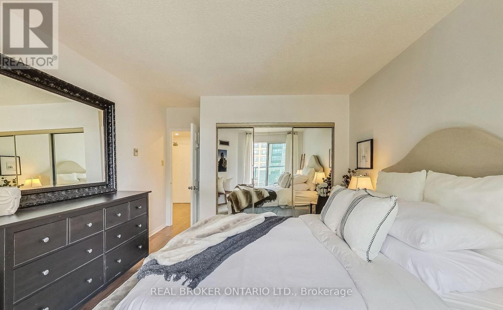 Photo 13 of 610 99 Harbour Square, Toronto ON