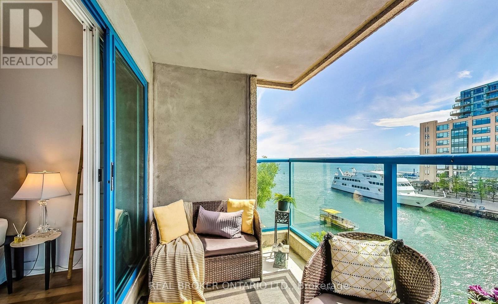 Photo 15 of 610 99 Harbour Square, Toronto ON