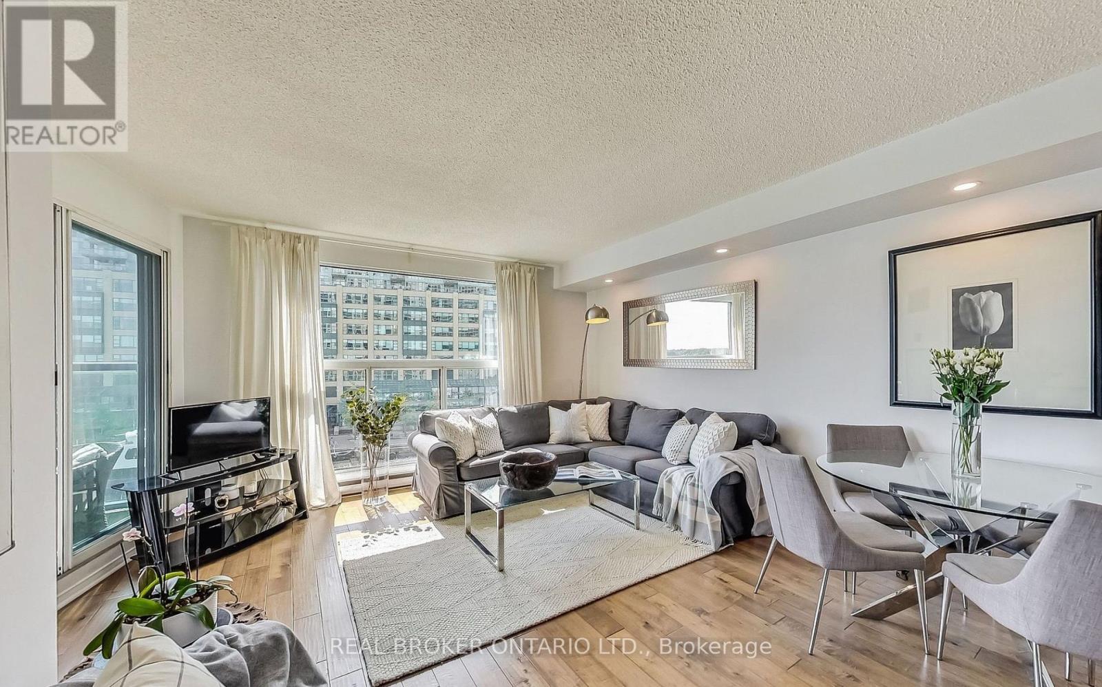 Photo 3 of 610 99 Harbour Square, Toronto ON