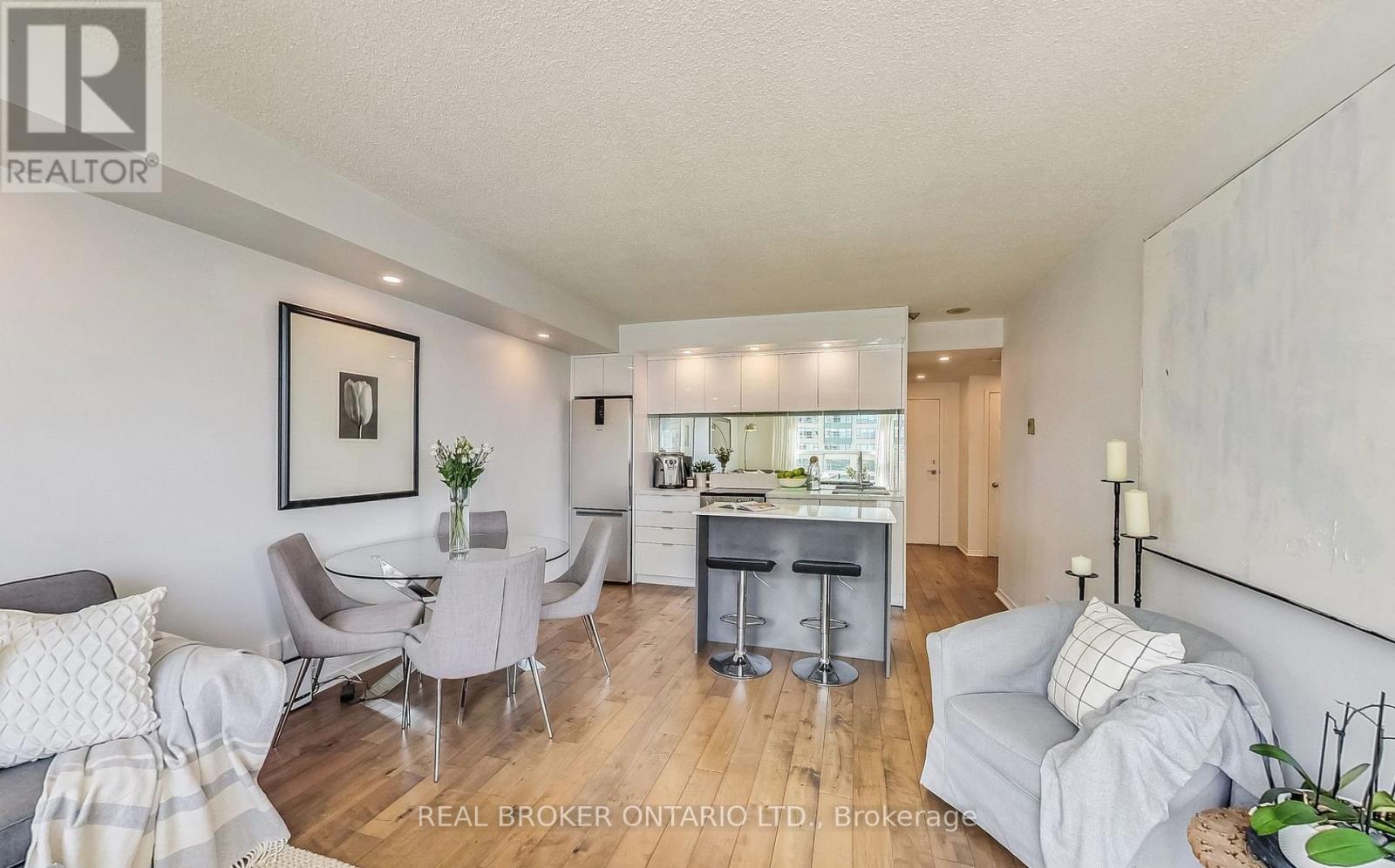 Photo 4 of 610 99 Harbour Square, Toronto ON