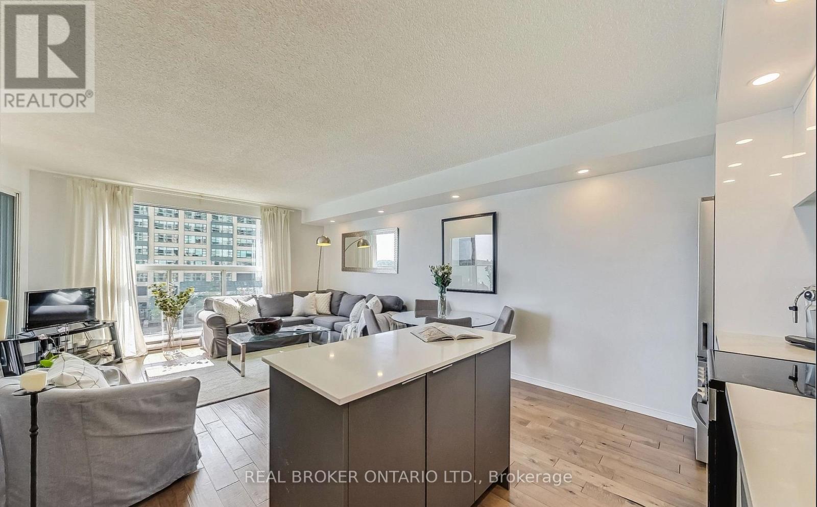Photo 6 of 610 99 Harbour Square, Toronto ON
