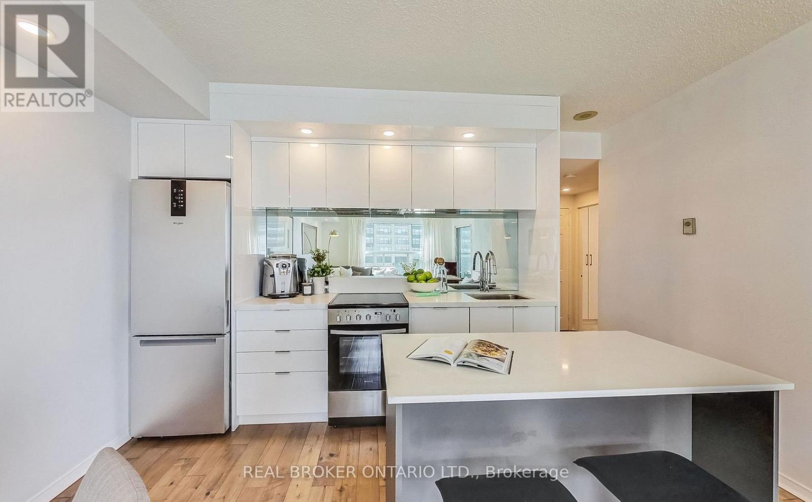 Photo 5 of 610 99 Harbour Square, Toronto ON