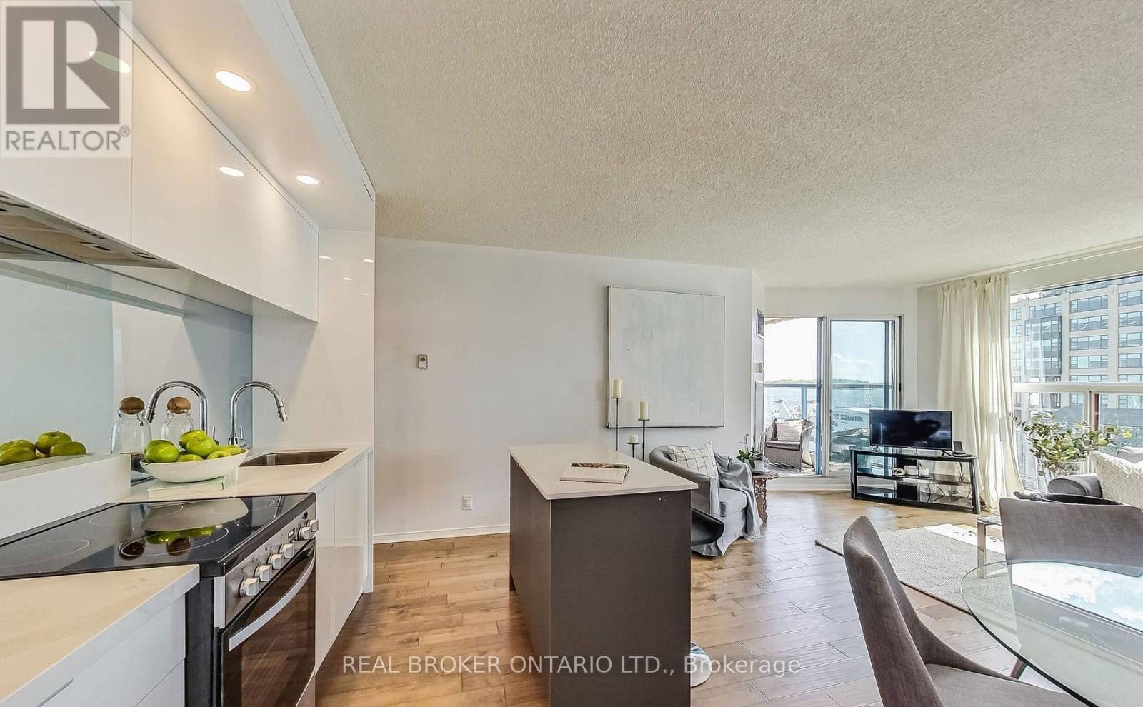 Photo 7 of 610 99 Harbour Square, Toronto ON