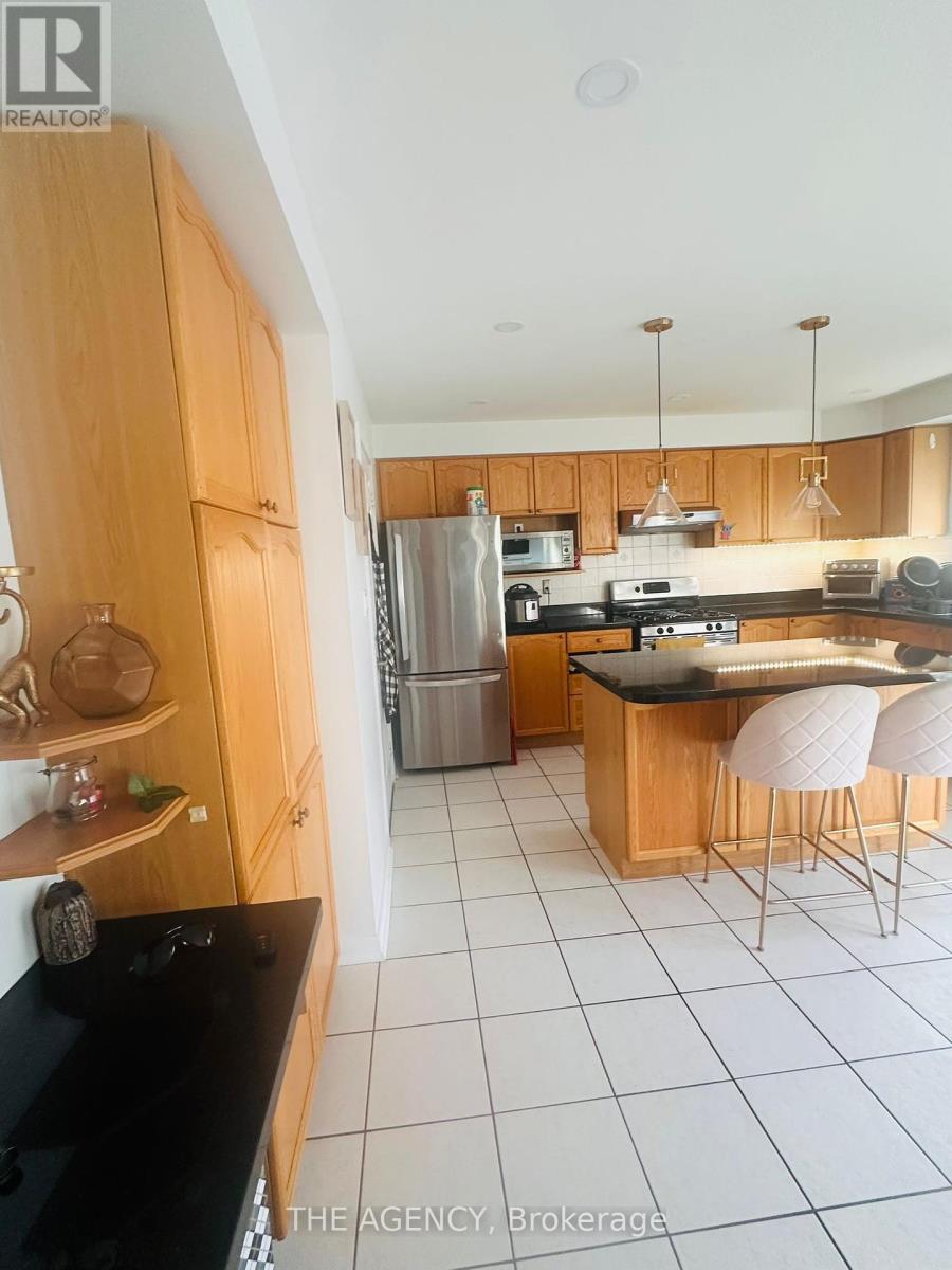 Photo 4 of 12 Robert Attersley Drive E, Whitby ON