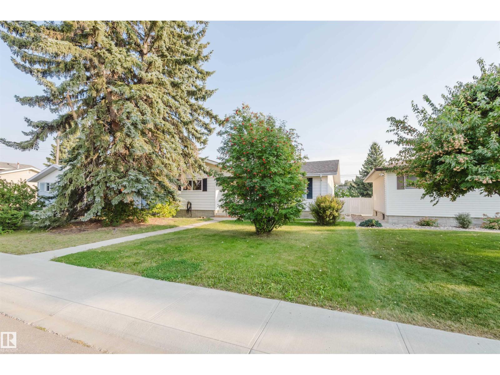 Photo 2 of 11215 41 Av Nw, Edmonton AB