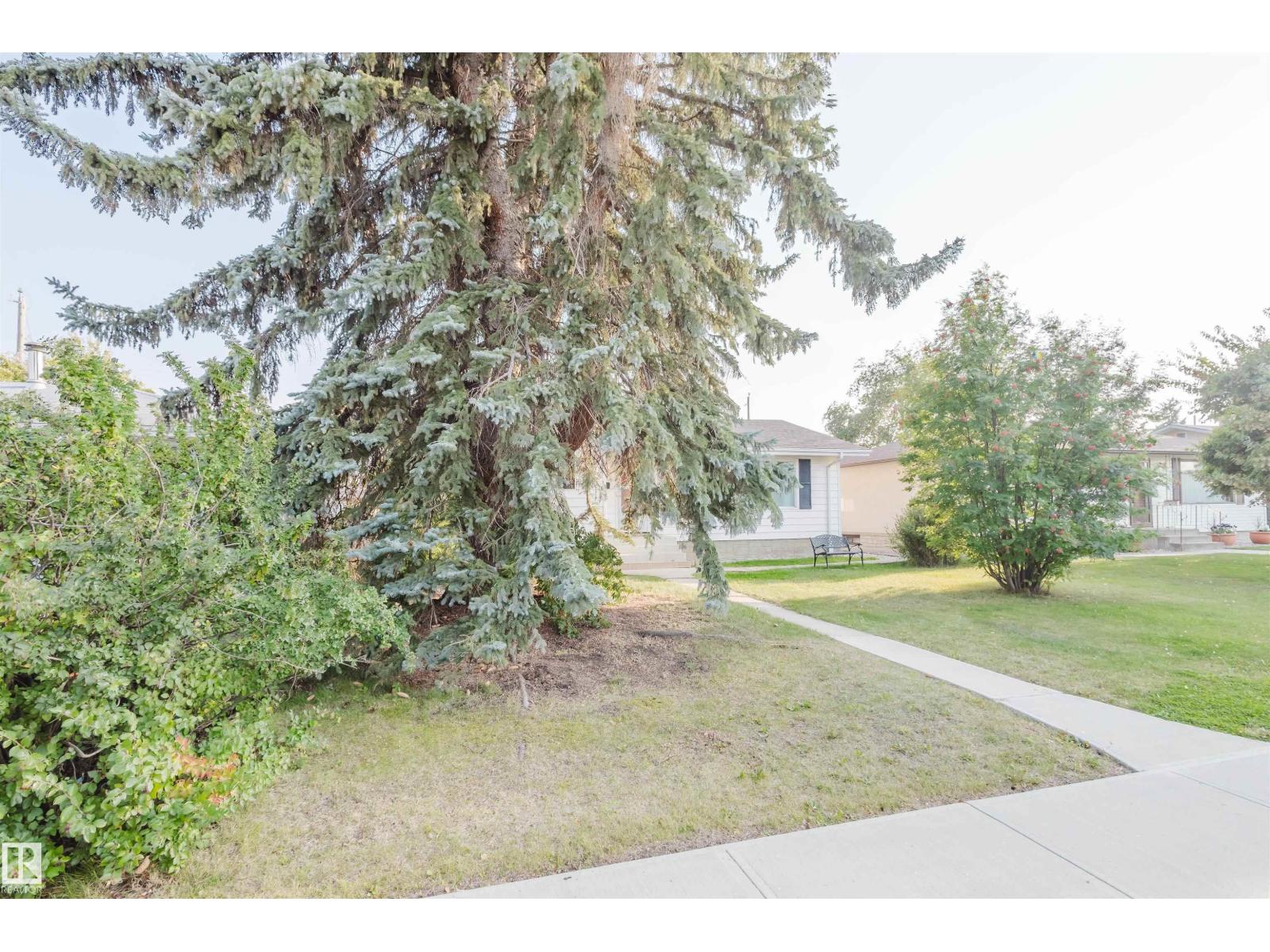 Photo 3 of 11215 41 Av Nw, Edmonton AB