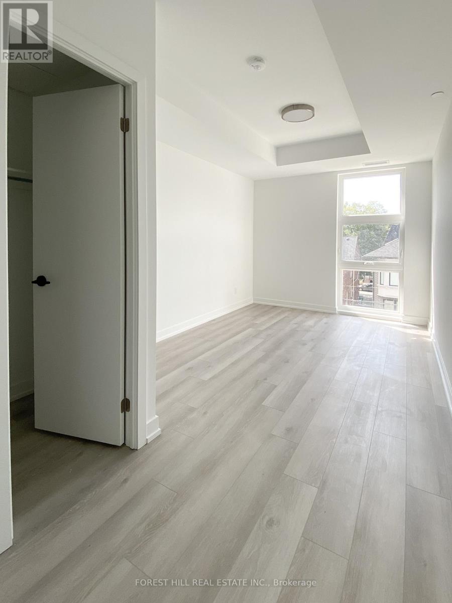 Photo 5 of 302 2000 Bathurst Street, Toronto ON