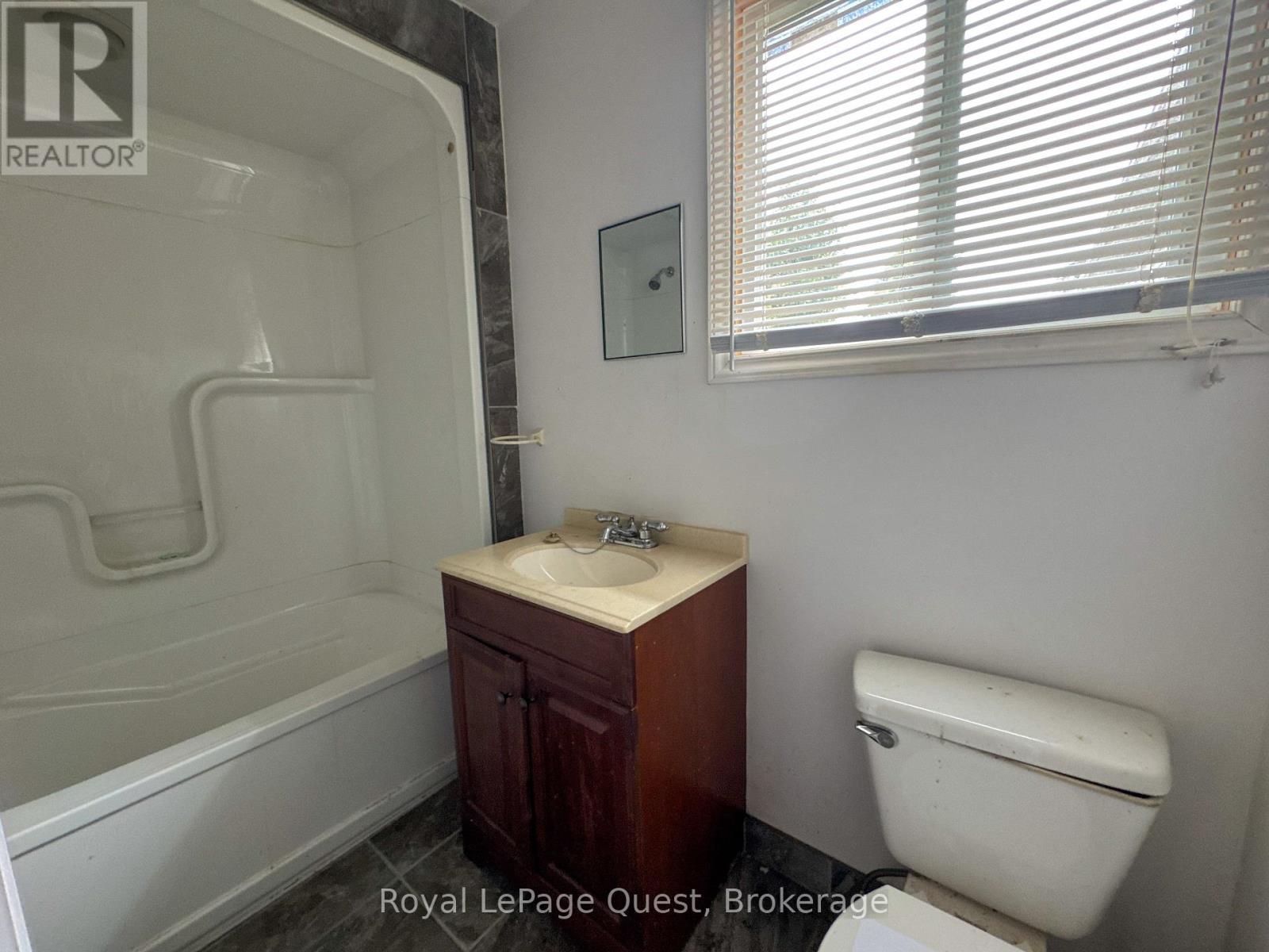 Photo 11 of 231 Barnett Avenue, Midland ON
